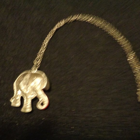 WHIMSY KAWAII VINTAGE SWEET YOUNG ELEPHANT NECKLACE IN METAL - Picture 3 of 4